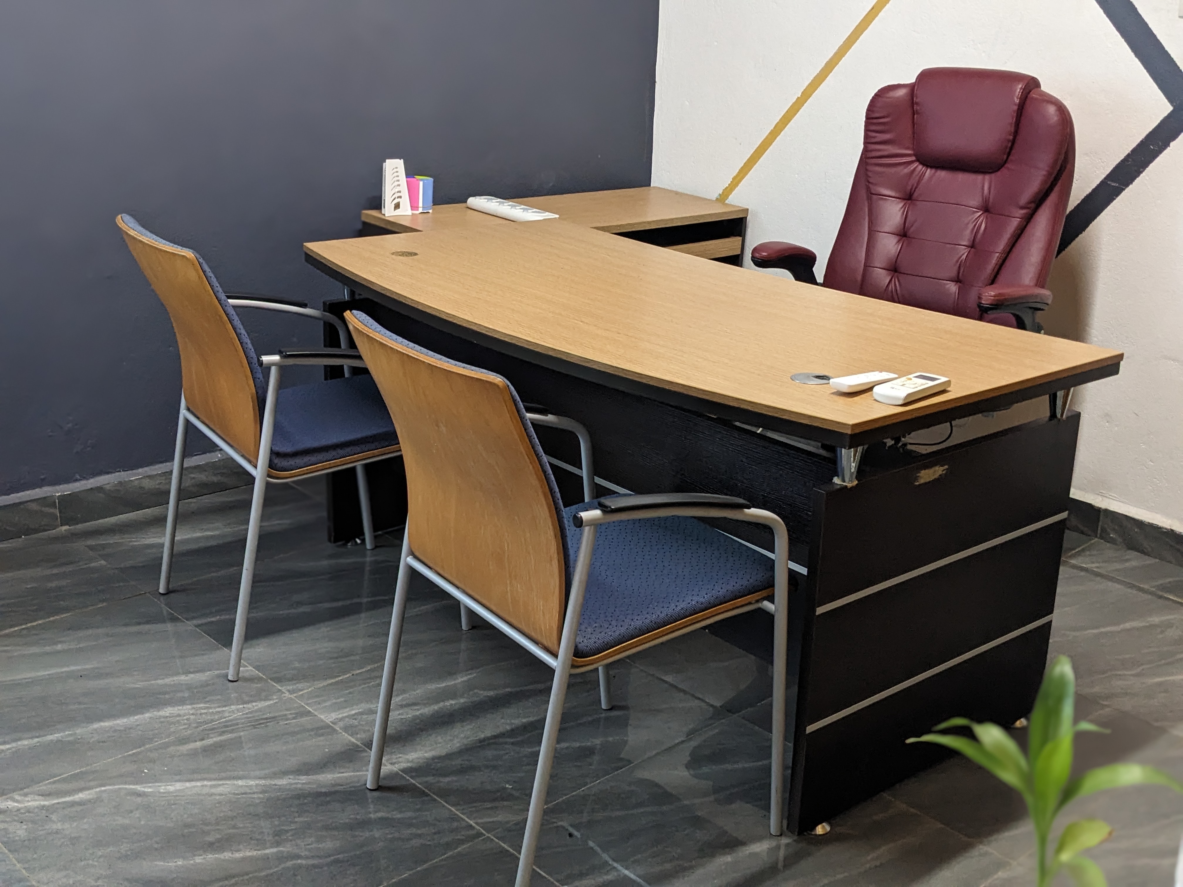 Bureau executive SmartWork avec fauteuil de direction et espace client