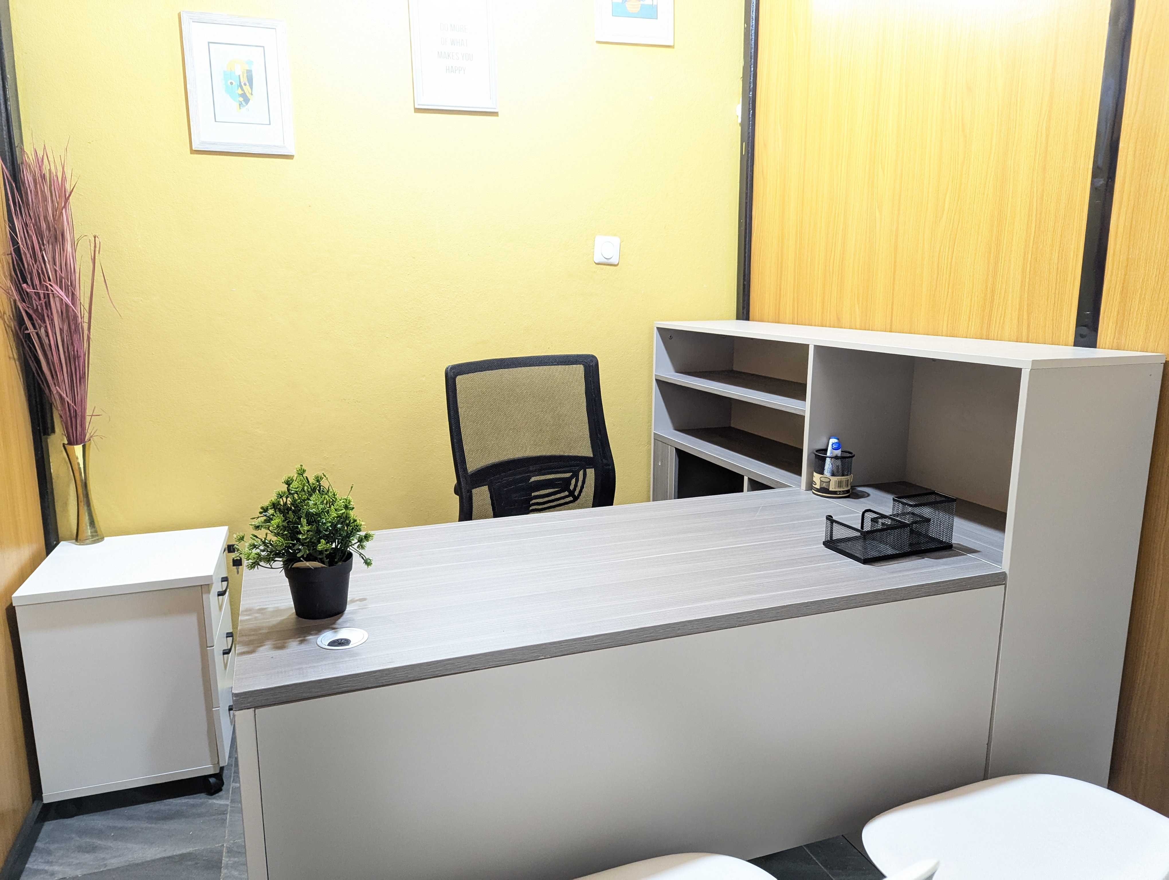 Bureau SmartWork meuble et climatise a Douala