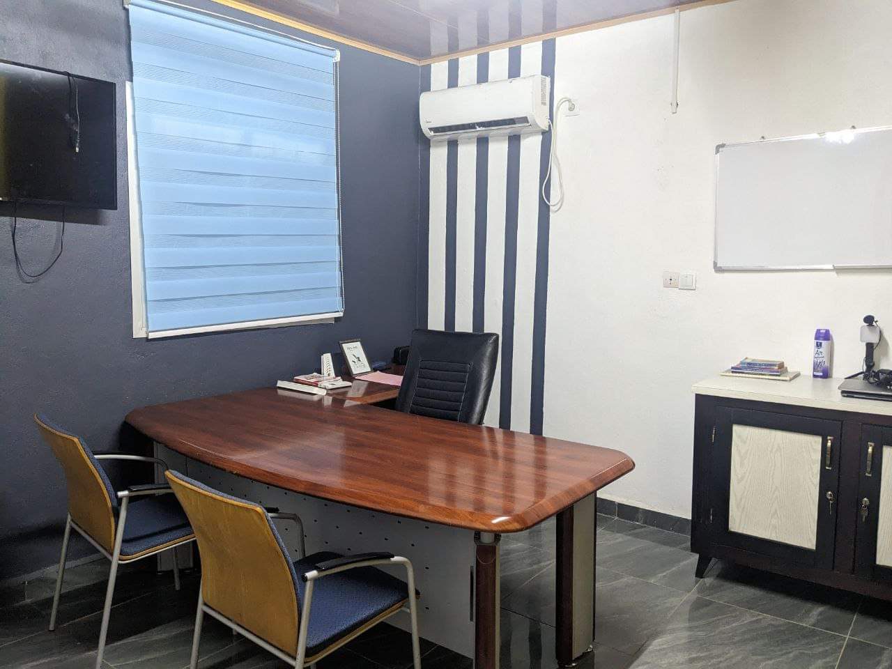 Bureau executive SmartWork avec fauteuil de direction et espace client