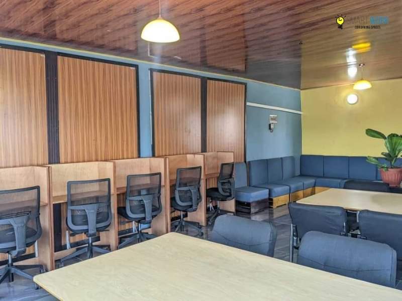 Open space SmartWork avec postes de coworking à Douala